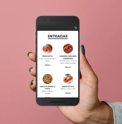 Uma mão segurando um celular com o Cardápio Digital na tela