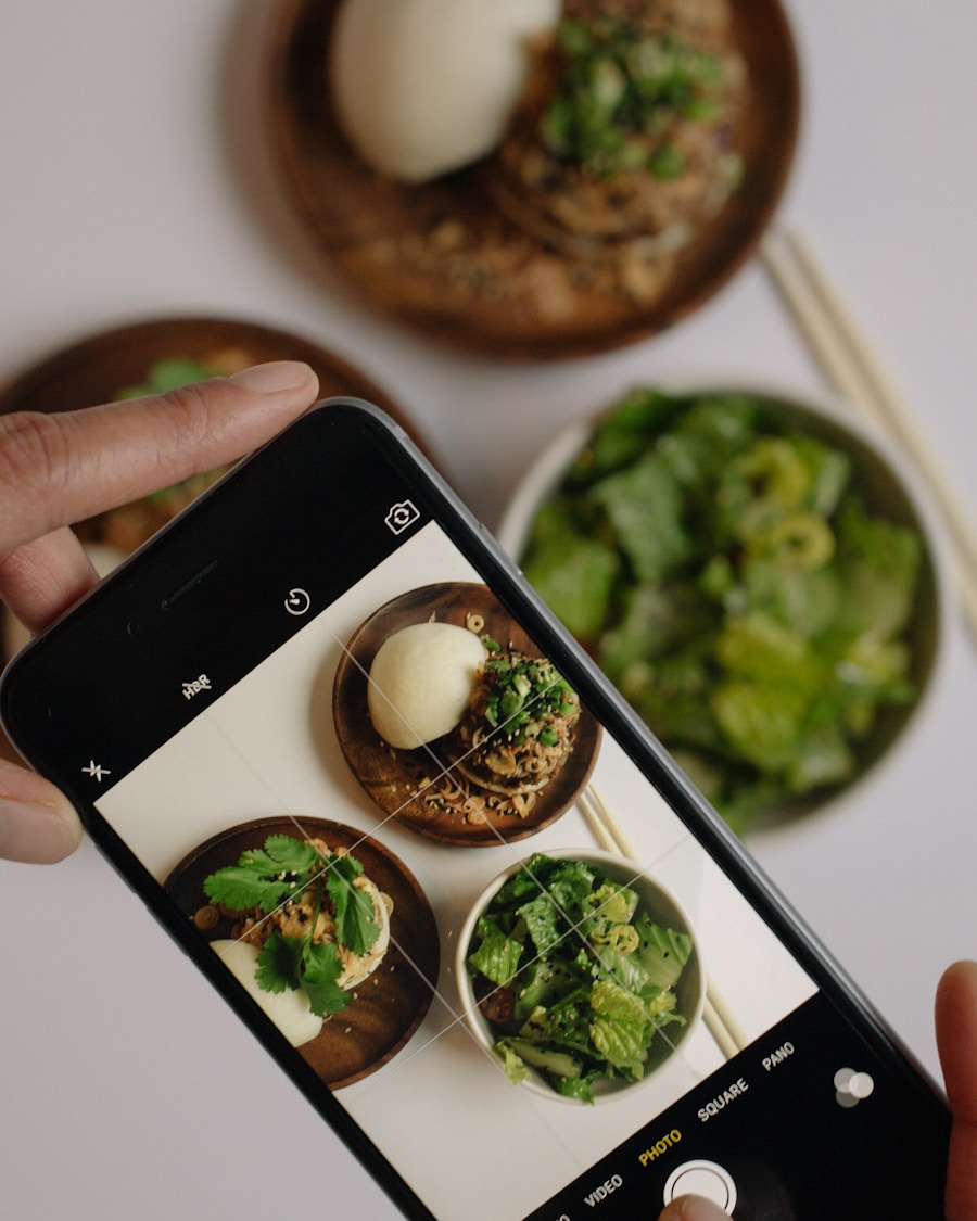 Celular mostrando perfil de restaurante no Instagram com QR Code
