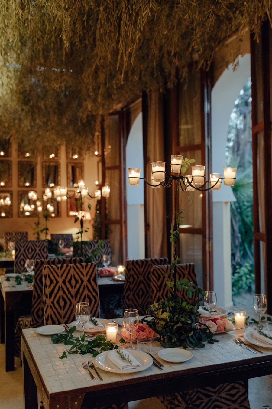 Mesa de restaurante decorada para jantar romântico no Dia dos Namorados