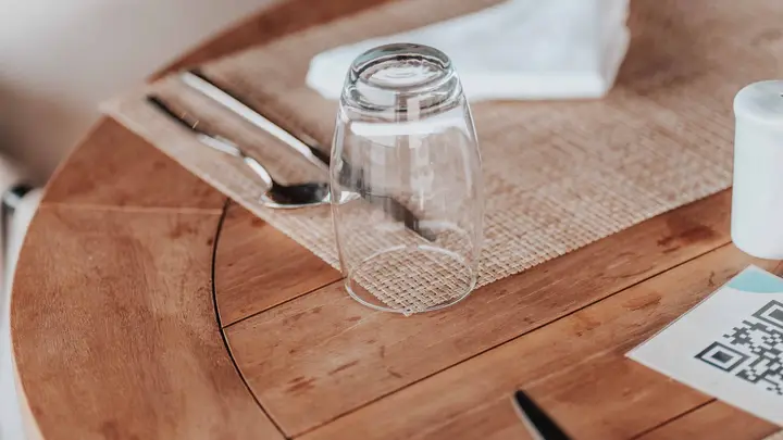 Mesa de restaurante com um QR Code impresso no canto