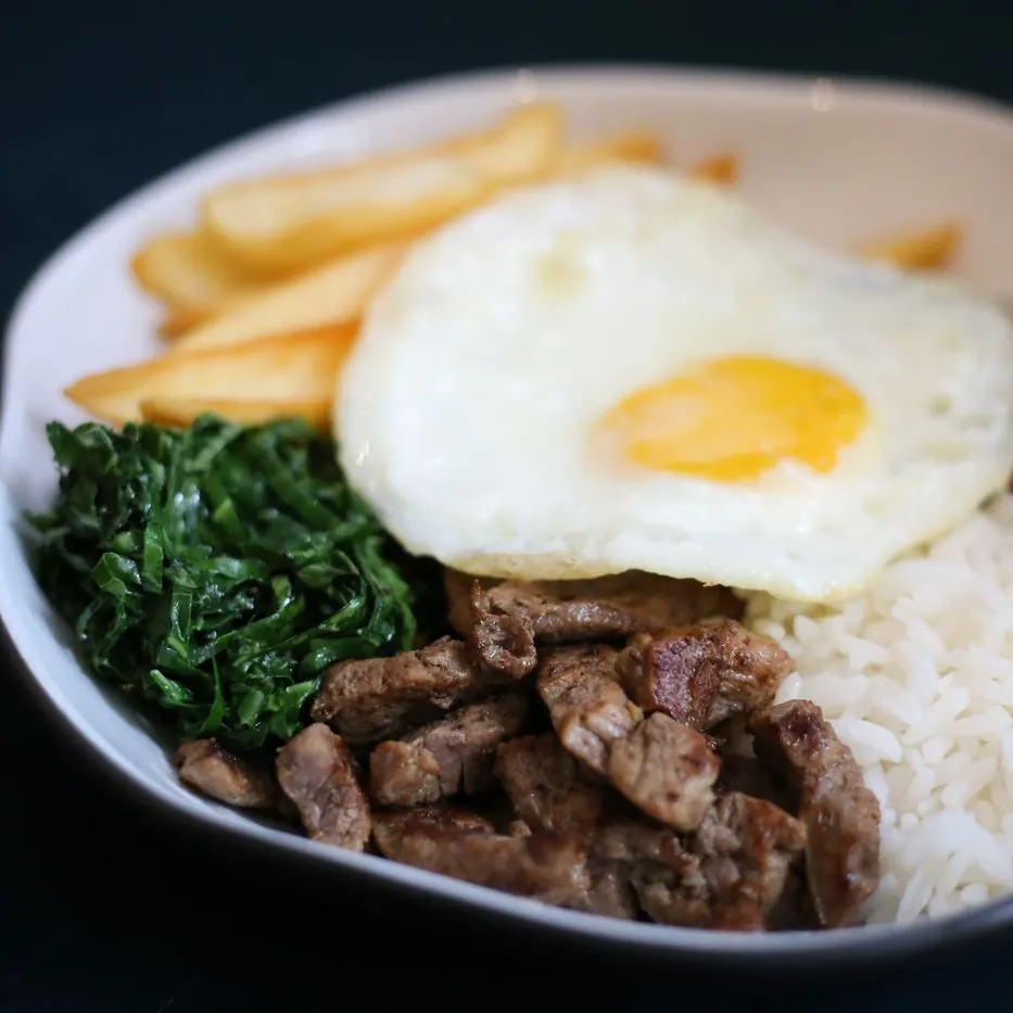 Sexta: bife com ovo e fritas